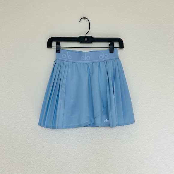 Alo Yoga Aces Pleated Tennis Skirt Skort in Tile Blue - Picture 3 of 8